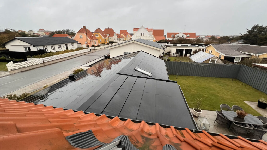 Regnvådt Solartag i Løkken