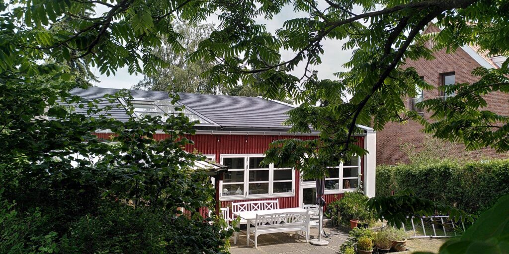 Træhus i Lyngby med tilpasset Solartag til tag der ikke er regelret