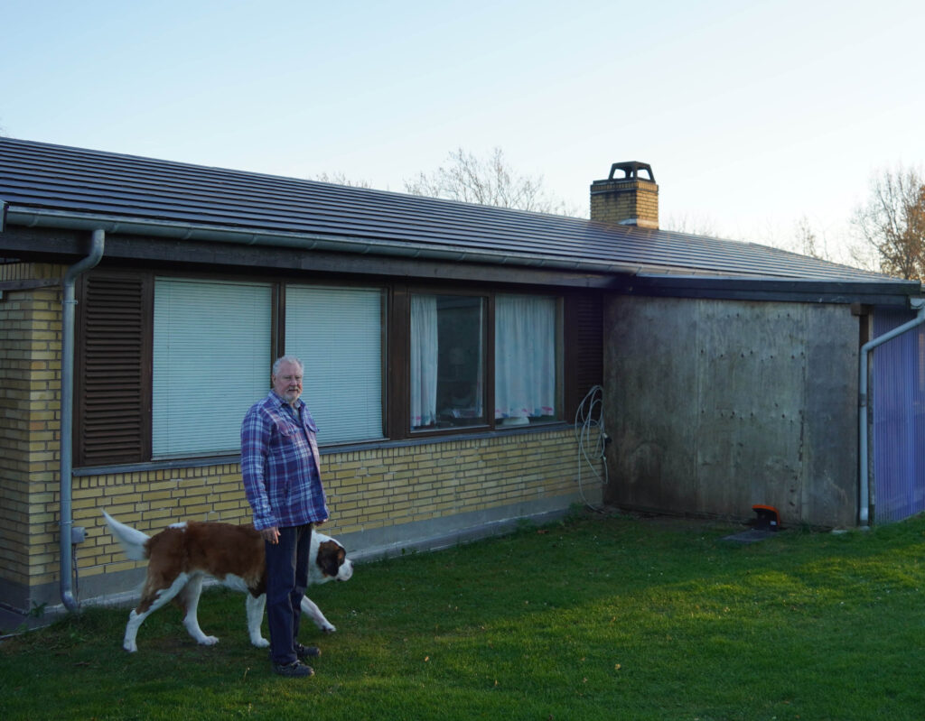 Humlebæk hus, hund og tilfreds ejer med nyt Solartag