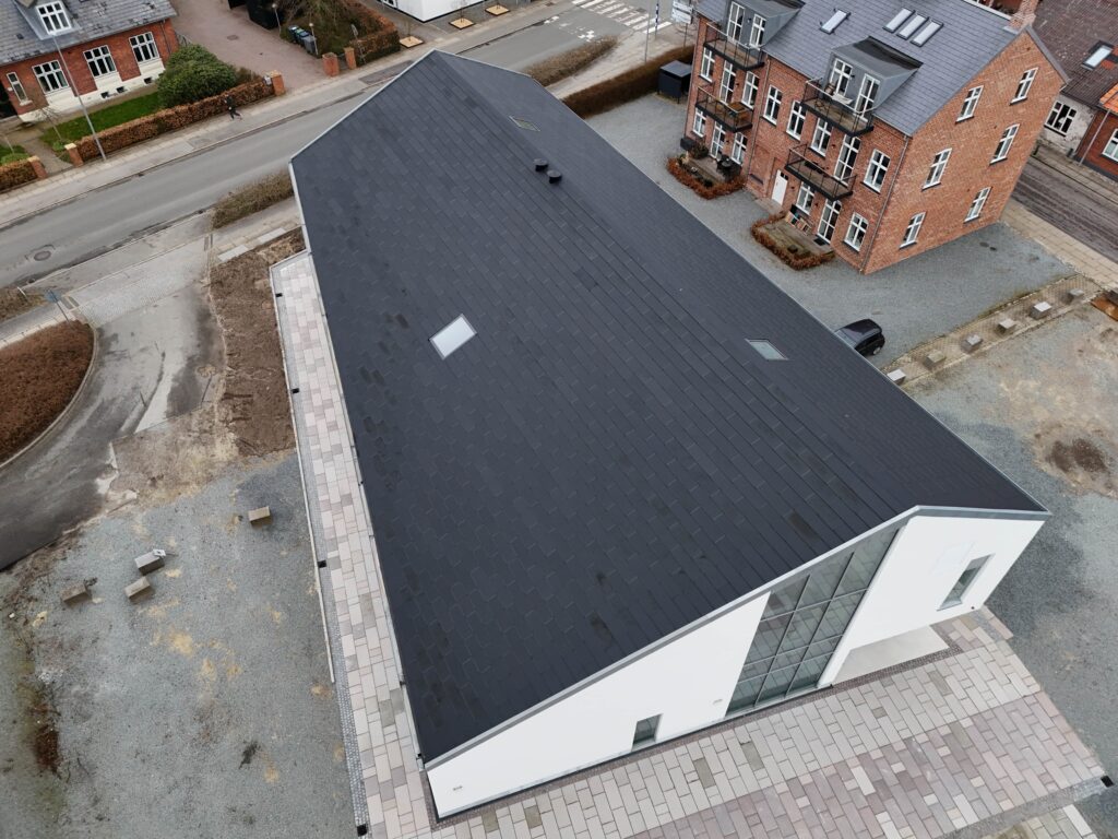 Dronefoto af Kirkens Hus i Varde